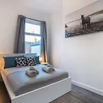 Feriehus 'isimi Luxurious 4 Bed 4 Ensuite House *
