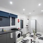 'isimi Luxurious 4 Bed 4 Ensuite House Feriehus