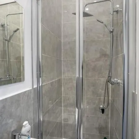 'isimi Luxurious 4 Bed 4 Ensuite House *