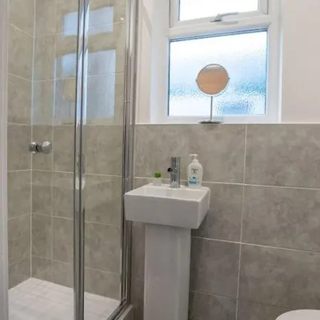 Tatil Evi 'isimi Luxurious 4 Bed 4 Ensuite House