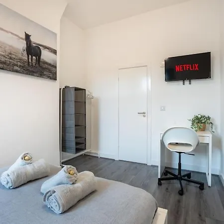 Dom wakacyjny 'isimi Luxurious 4 Bed 4 Ensuite House *